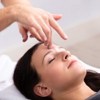 Close-up Of A Young Woman Receiving Reiki Treatment By Therapist
1075627466
בריאות *** Local Caption *** Model Released (MR)